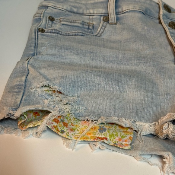 American Eagle Outfitters Floral Pocket Light Wash Shorts Size 10 - Picture 4 of 7